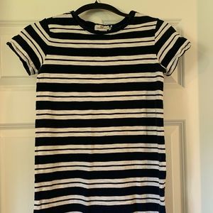 Size 10-12 girls medium Vineyard vines navy blue and white striped dress